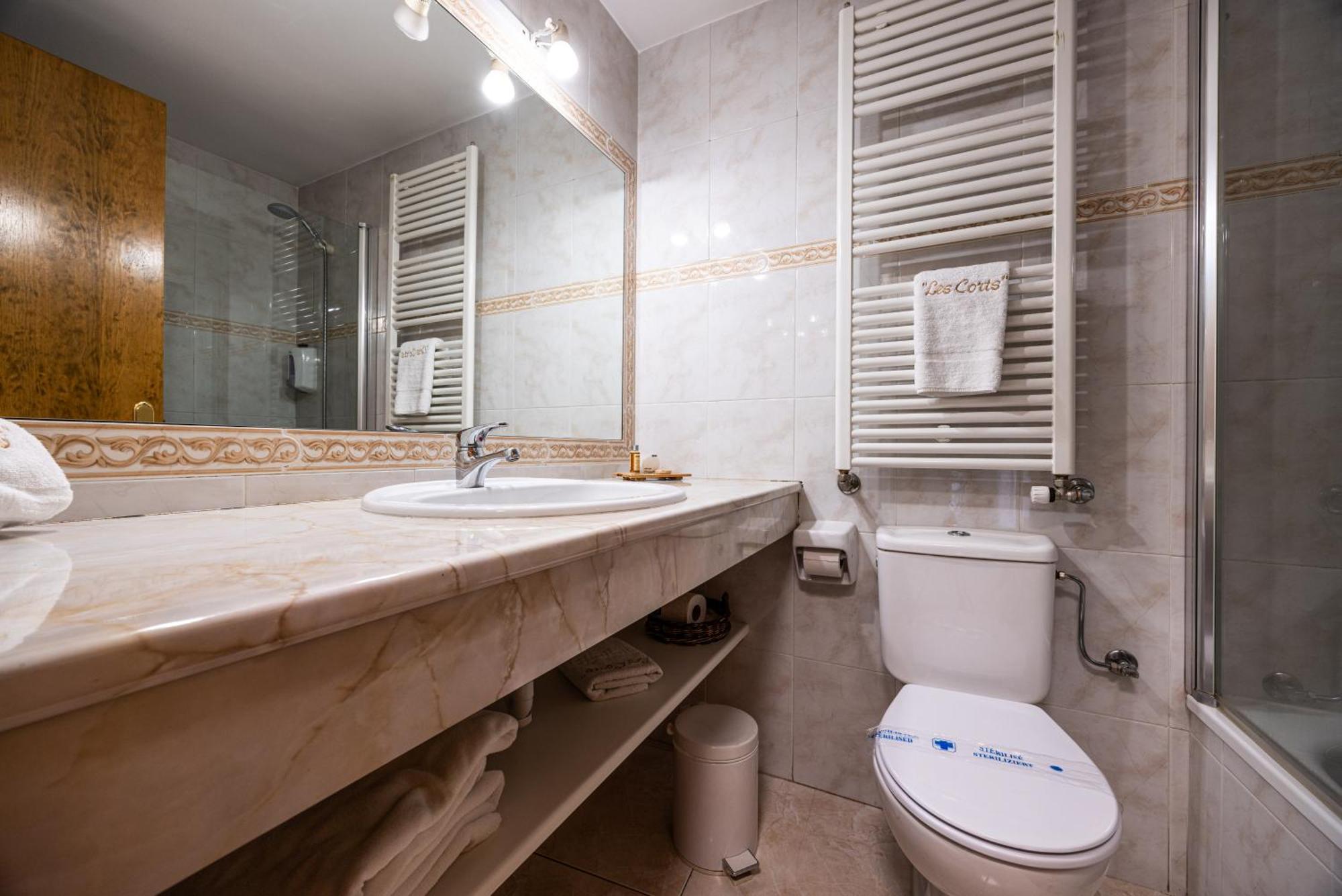Aparthotel Les Corts Llivia Eksteriør bilde